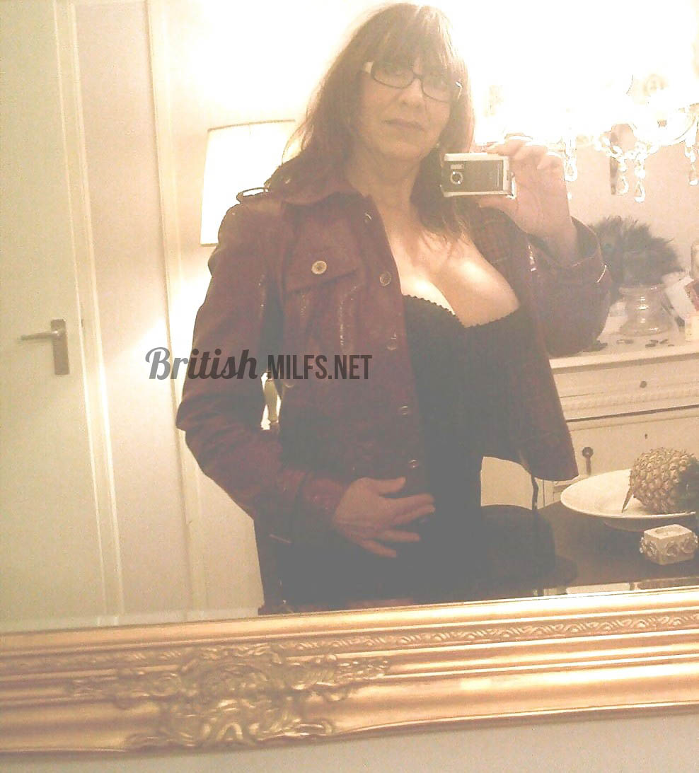 Busty british milf selfies - Lou Kensington — 11